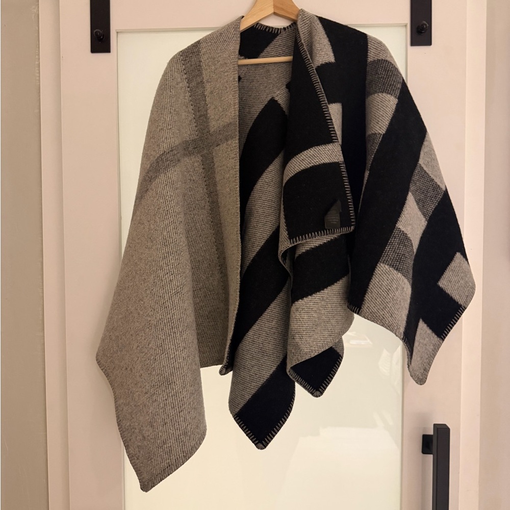 Burberry Black and Gray Cape new without tag. Never worn 
Wool and cashmere.